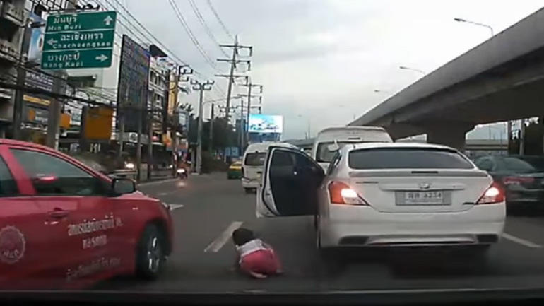 Παιδί πέφτει από το αυτοκίνητο στη μέση του δρόμου!